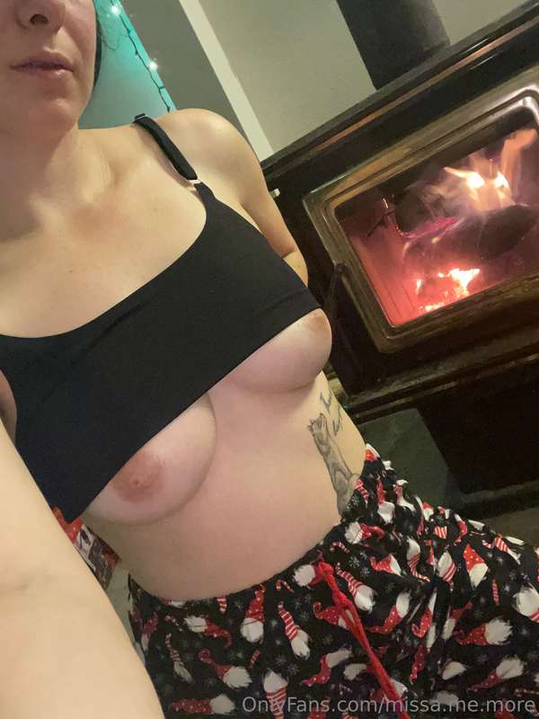 Cozy and naughty go together right? 🎀🎄