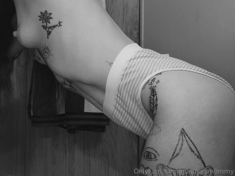 I love how the black and white looks on my body 😍 14