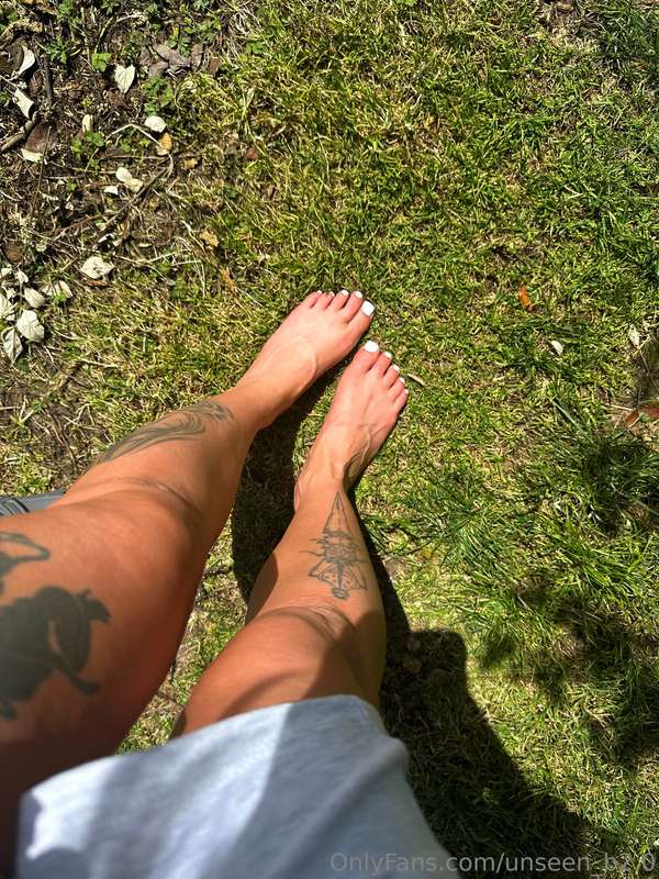 Pretty white toes 💖 in nature 💐 7