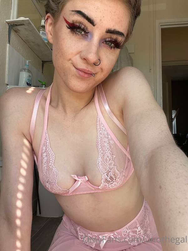 Pretty in pink 💗👅 4