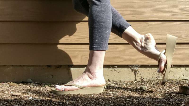Wedge Play Blue Toes

Outside in the sunshine playing in my ..