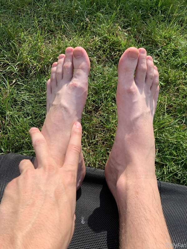 My sweaty feet today🔥 our in the sun all day🥵

Make sure you..