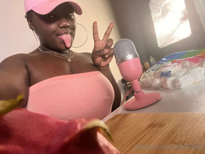 How many marshmallows can fit in my mouth?? Come see on twit..
