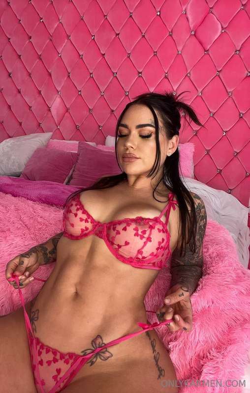FIRST FAN TO TIP GETS TO SEXT WITH ME RIGHT NOW.... yes i'll..