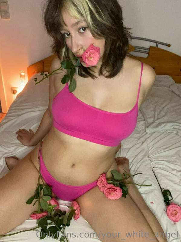 @godgoughter 💥I love pink roses, pink lipstick and your dick..