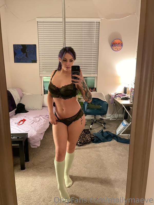 How tall do you think I am?

Btw, goodmorning 🥰