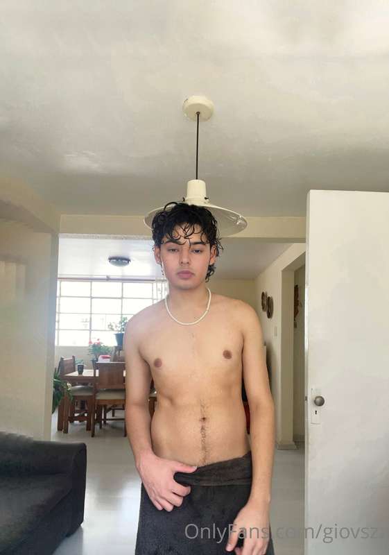 wanna take my towel off?🥵🥵🥵 me quitas la toalla?🤤🤤🤤