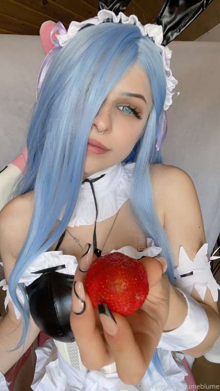 Tip something for the small video of sucking my strawberry 🍓..