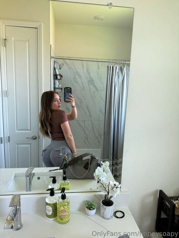 Focus on the booty. DM me if you want a closer look at it! 😍