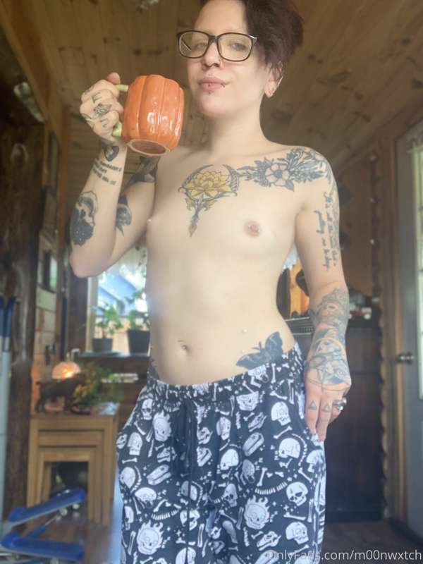 Even my pajamas are goth, good morning! 🦇🎃🧡🖤