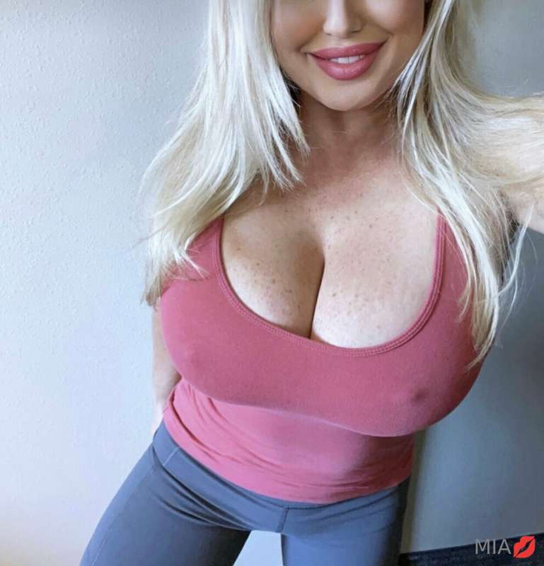 If you could only choose one which lips would you kiss?💋👀