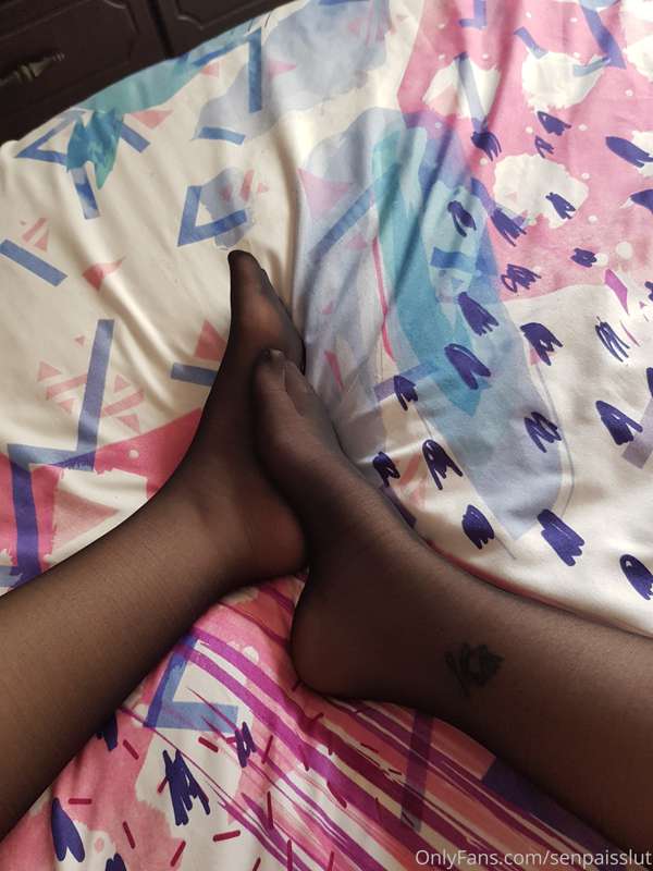 My first post here! 🙈
Enjoy my feet and legs in these sheer .. 3