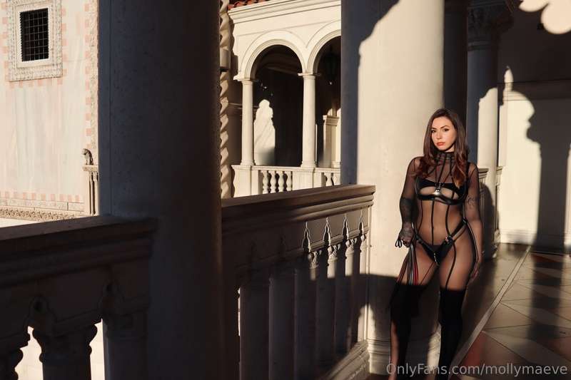 FEMDOM FRIDAY 🖤 this is the last bundle drop of my femdom pi.. 4