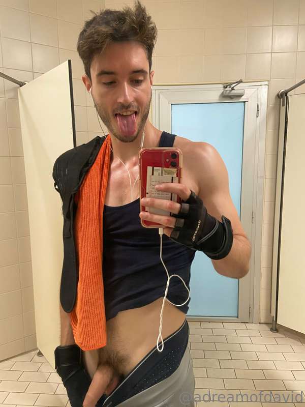 From the gym's bathroom 🙈 Would you help me work out the low.. 1