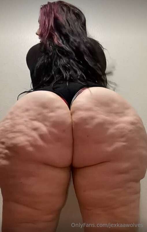 I keep it juicy-juicy, I eat that lunch. To keep that booty-..