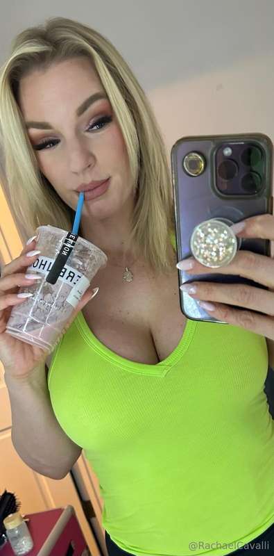 Getting my morning smoothie in 😋✨✨ whats everyone up to toda.. 1