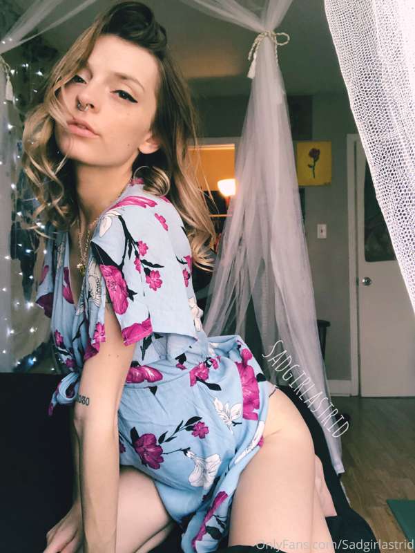 Bend me over in this dress 🖤