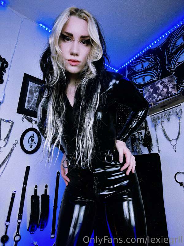 I got my latex catsuit in the mail today and damn do I look .. 2
