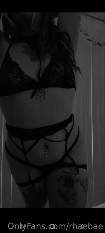 25 🖤🤍⛓️ Curvy 🥵 Cum play with my slutty friend 👀 @groovybaby..