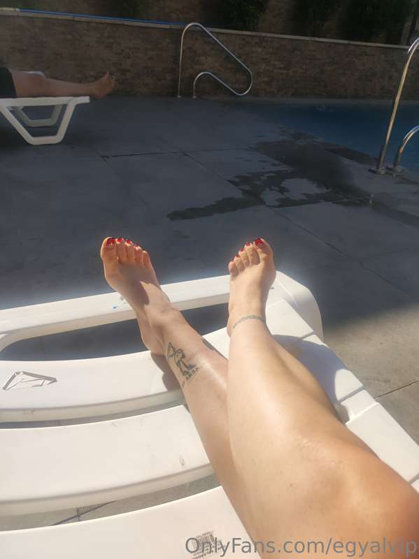 Ticklelovers time 🙊🔥💧
And many pics in the swimming pool 💧 7