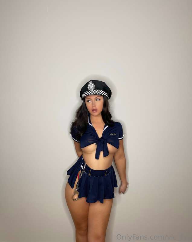 here comes the naughty cop🚔🚨