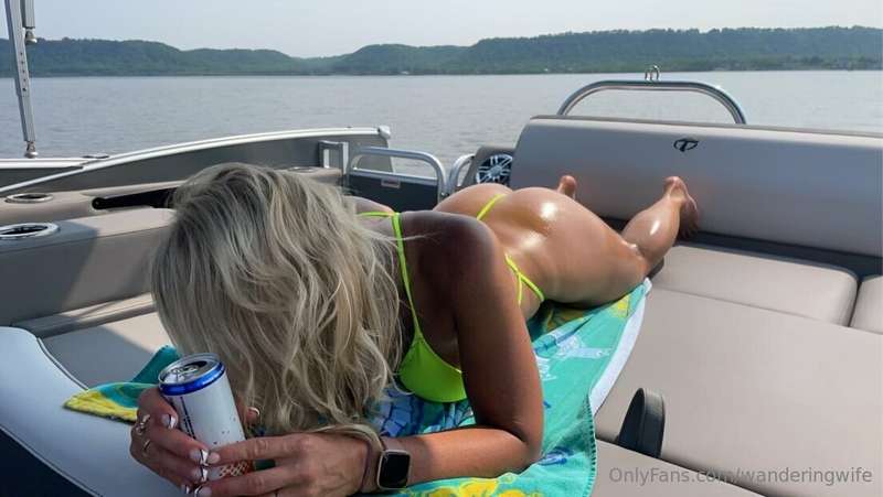 The water is glistening………😉☀️💦