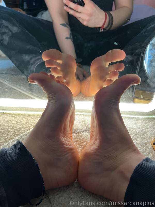 Some quick mirror feet <3 5