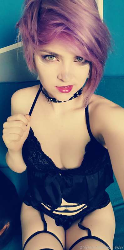 A cheeky elf has come to say hi 🖤