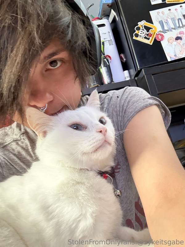 Just a random photo drop of me recently (SFW) :3  1