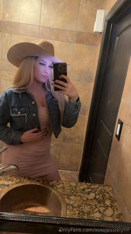 I’m at work (bartender) .. so bored. Message me 😘