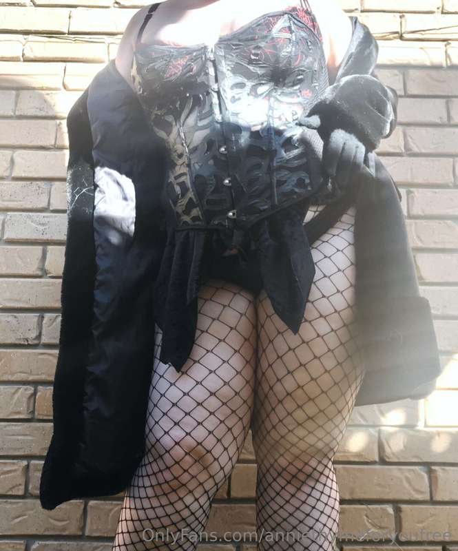 It's getting chilly here is Aus~! Cum warm up with me @annie.. 1