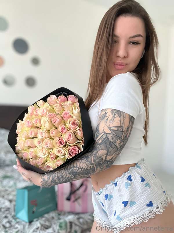Men, please women with flowers! 🌸Flowers are not only a symb..