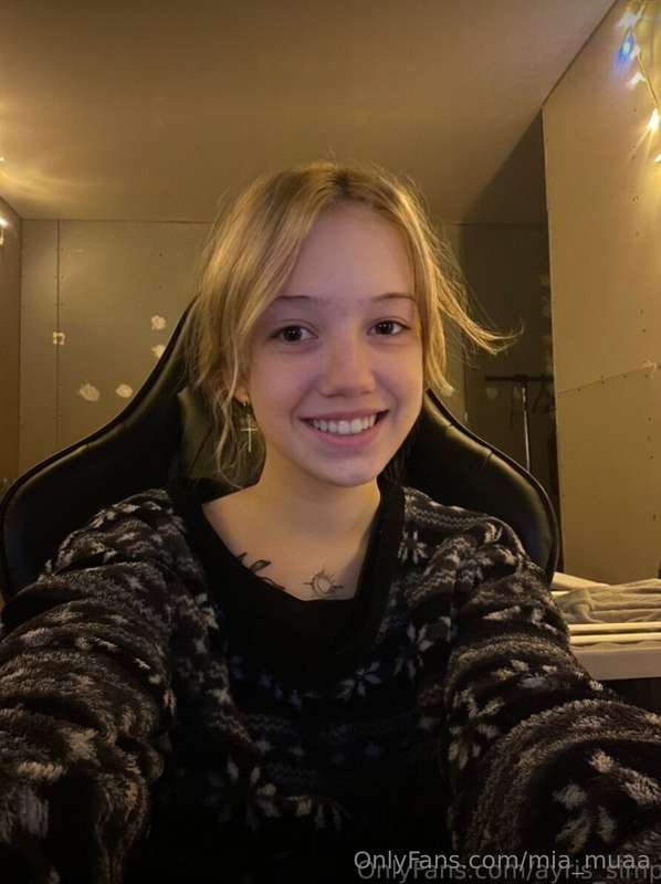 🔥CUTE KITTY @ayris_simp 🔥 Loves cocks of all sizes😍When she ..