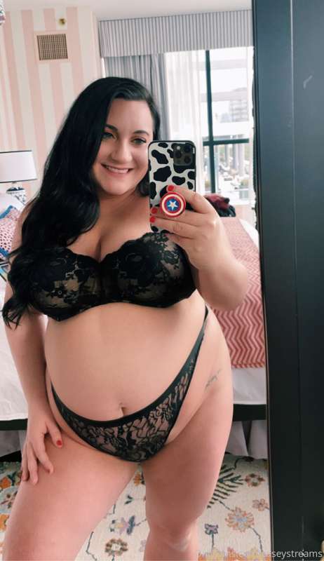 Goooodmorning babes 🖤 back to work today and then looking fo.. 4