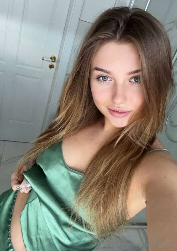  @lealealuxe She is waiting for you❤️❤️ @lealealuxe ❤️ Who w..
