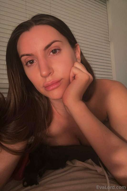 No make-up, horny in bed kinda day 😅 Who's down to join? 😏