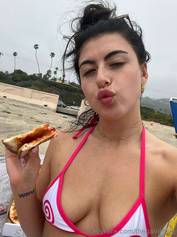 don't lie, i know you've eaten pizza like a sandwich too