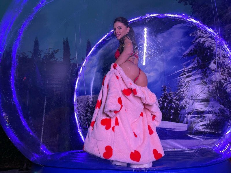 Giant snow globeeeee and my goofy self ?
