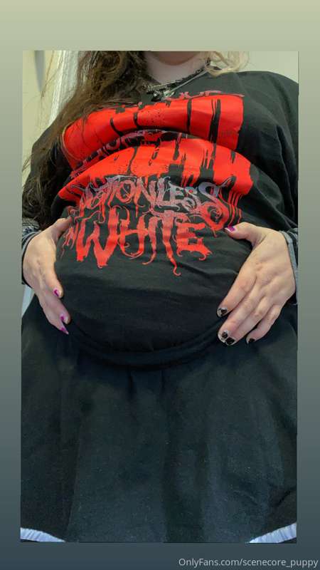 quick 16 pics of my emo belly hanging out of a tight skirt f..