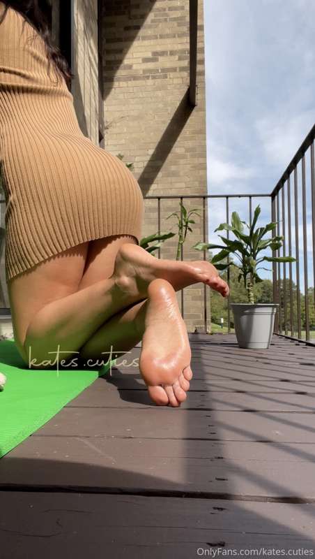 Don’t my oily soles just glisten so perfectly in the sun?🤩 s..