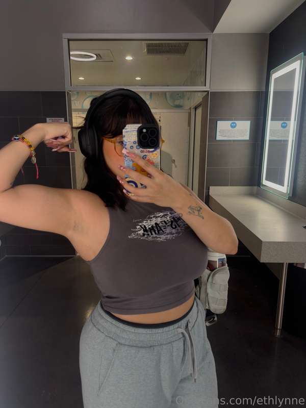 Do you guys like girls who gym? 👀