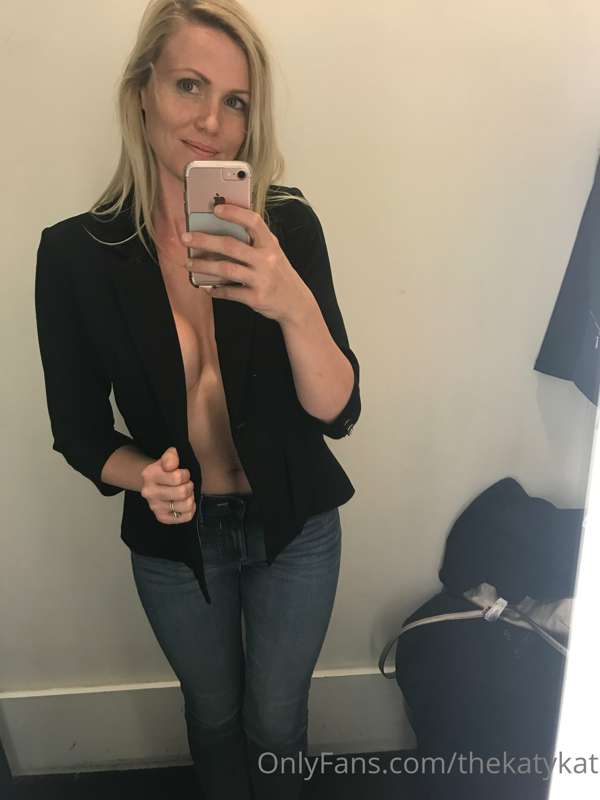Is this outfit ok without a shirt? And just the blazer? 👆🏻

.. 3