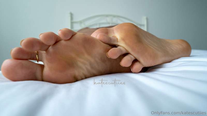 More close up sole shots in bed😘 which toe would you suck on.. 2