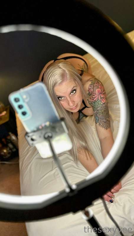 **Here is a little behind the scenes of an Onlyfans creator .. 10