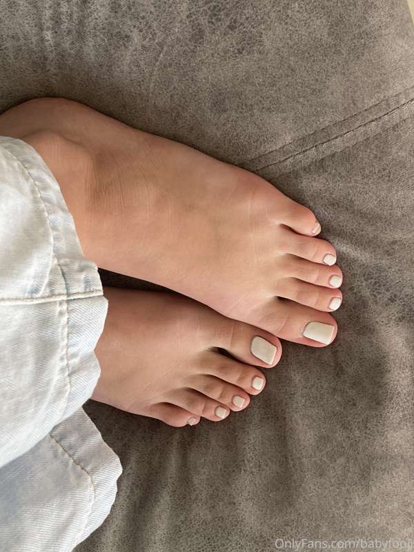 What do you think of my tan lines 😏 also got waxed last week.. 5