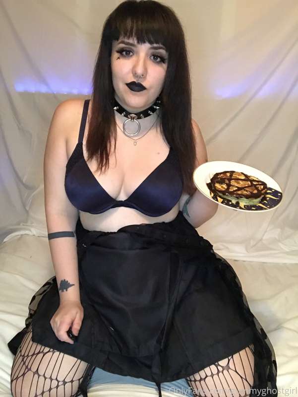 Hi, I’ll be your waitress at Goth IHOP 🥞🖤 18