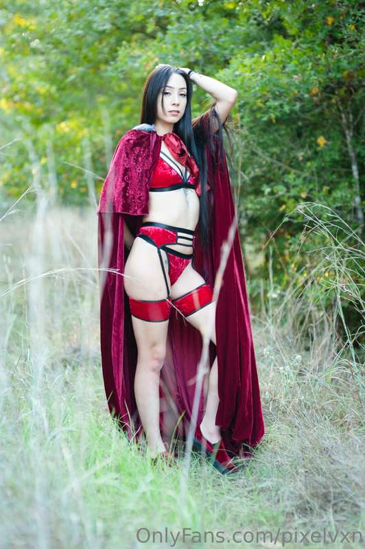 Little red riding into the weekend ♥️🖤 3
