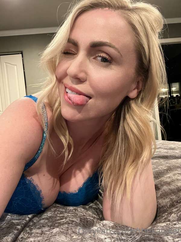How do I masturbate?  13 Lingerie photos and a 7min 37sec vi..