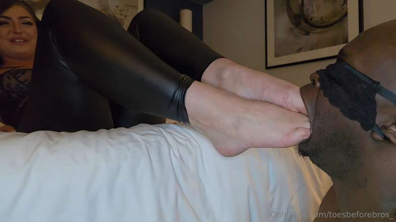 Close up of @katlynmoree sweaty toes 🤤 2