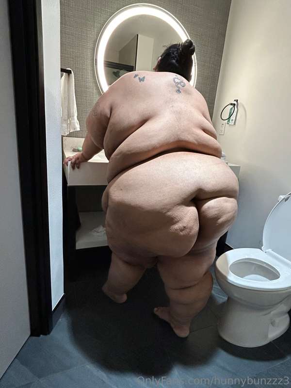 Heheh i almost didnt fit getting in this shower 🤭 4